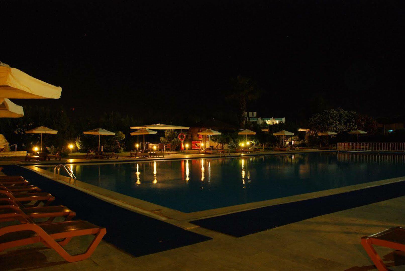 Babaylon Hotel Çeşme Esterno foto