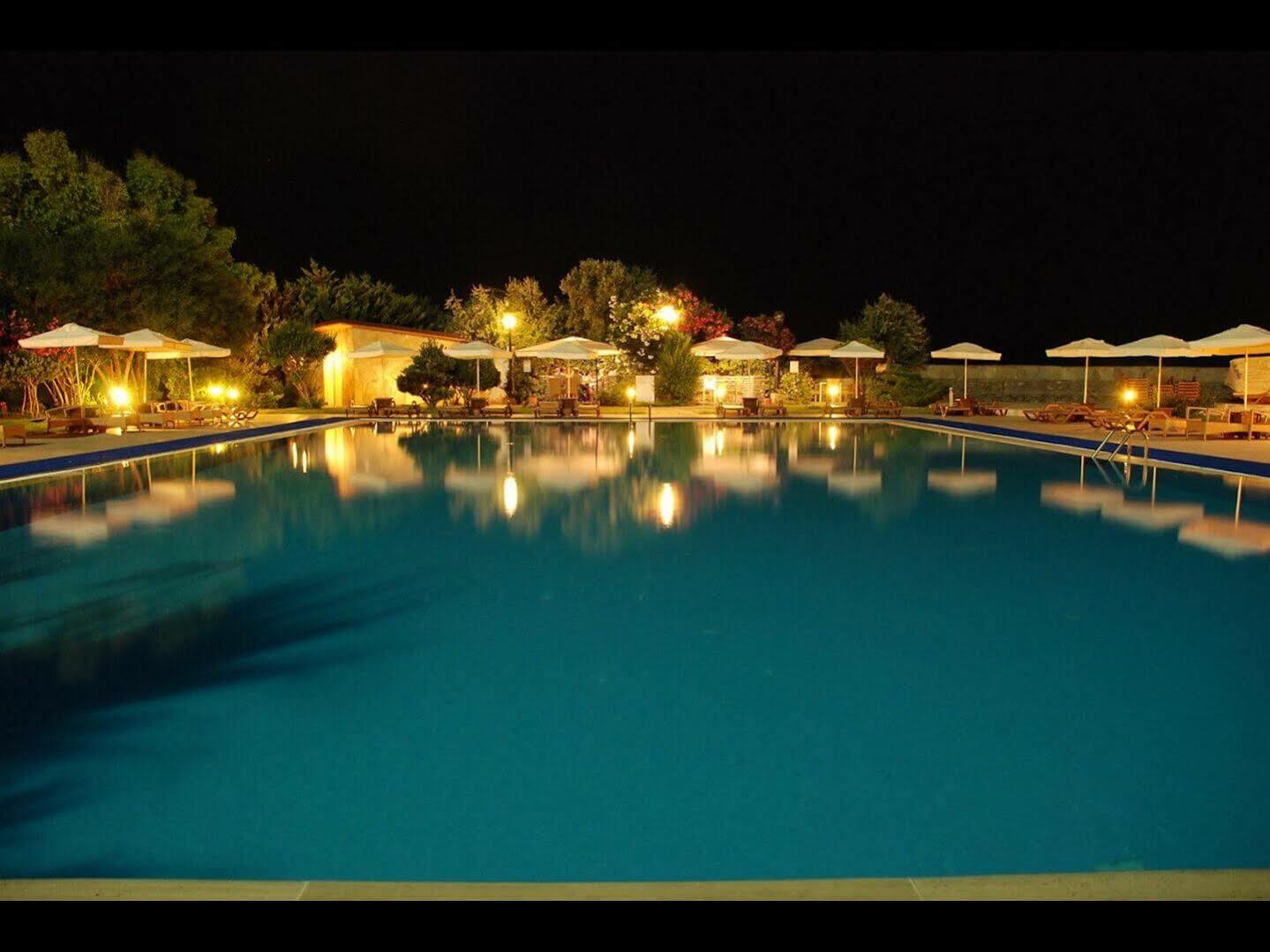 Babaylon Hotel Çeşme Esterno foto